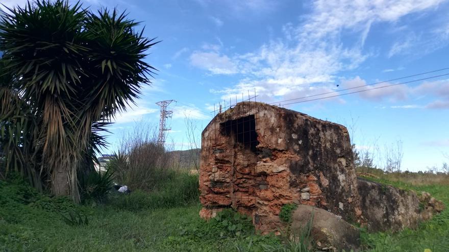 El Pou de na Maciana de Ibiza sigue rodeado de basura