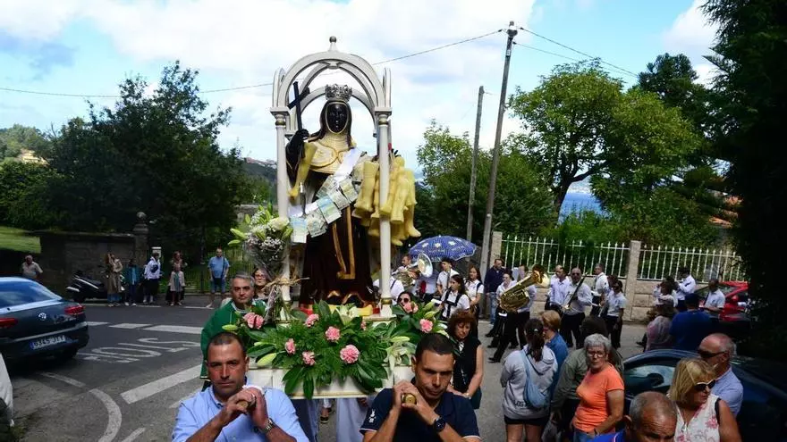 La «Virgen negra» de Bueu, Santa Ifigenia, busca feligreses que sigan la fiesta