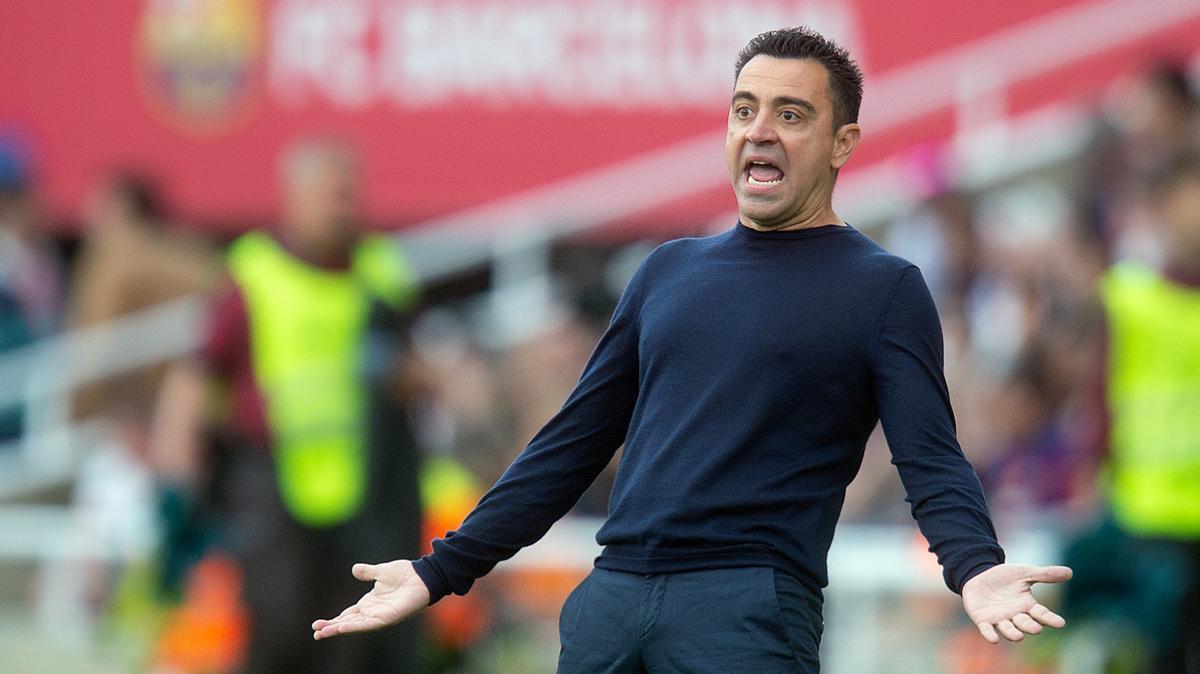 Xavi se enfada durante el Barça-Rayo en Montjuïc.