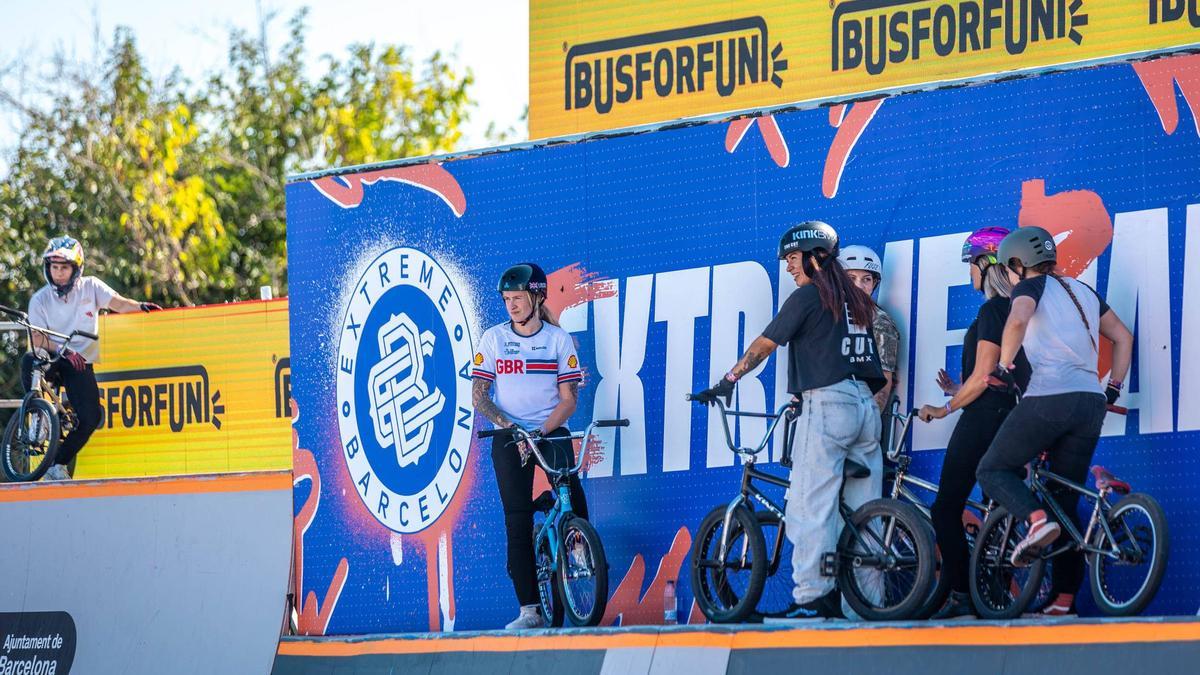 Varias 'riders' en el Parc del Fòrum entrenando para el Extreme Barcelona.