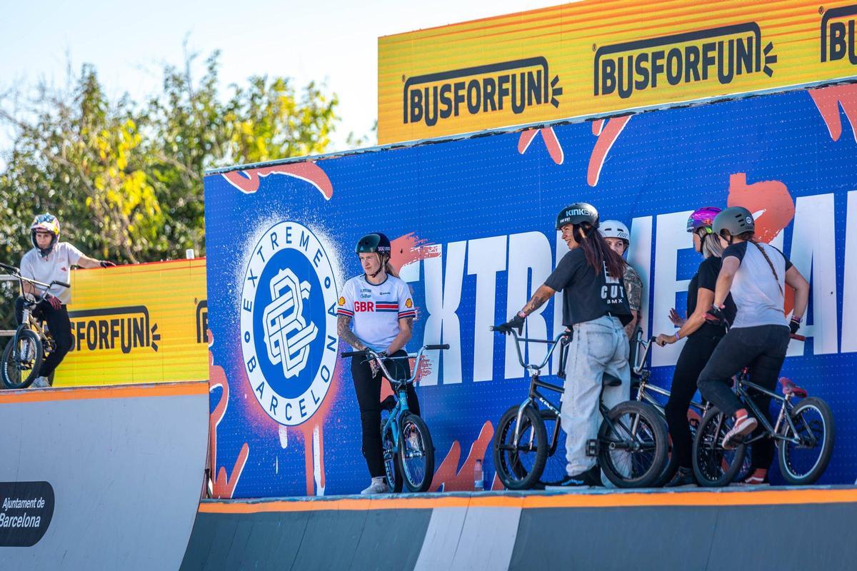 Varias 'riders' en el Parc del Fòrum entrenando para el Extreme Barcelona.