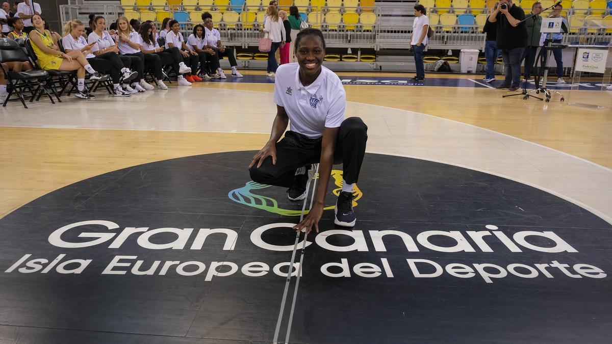Sika Koné posa su mano sobre el logo de ‘Gran Canaria Isla Europea del Deporte’, en la pista central del Arena.