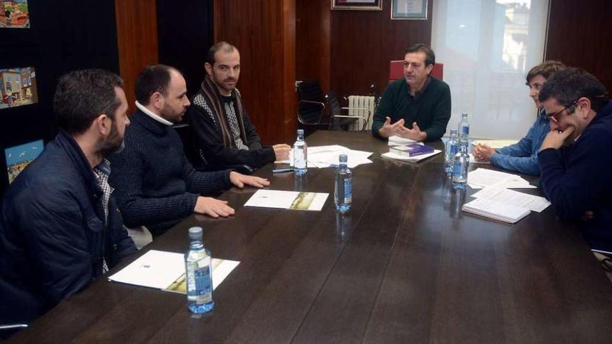 Luis Bará (centro), durante el encuentro con taxistas y miembros de Cogami-Amizade. // Rafa Vázquez