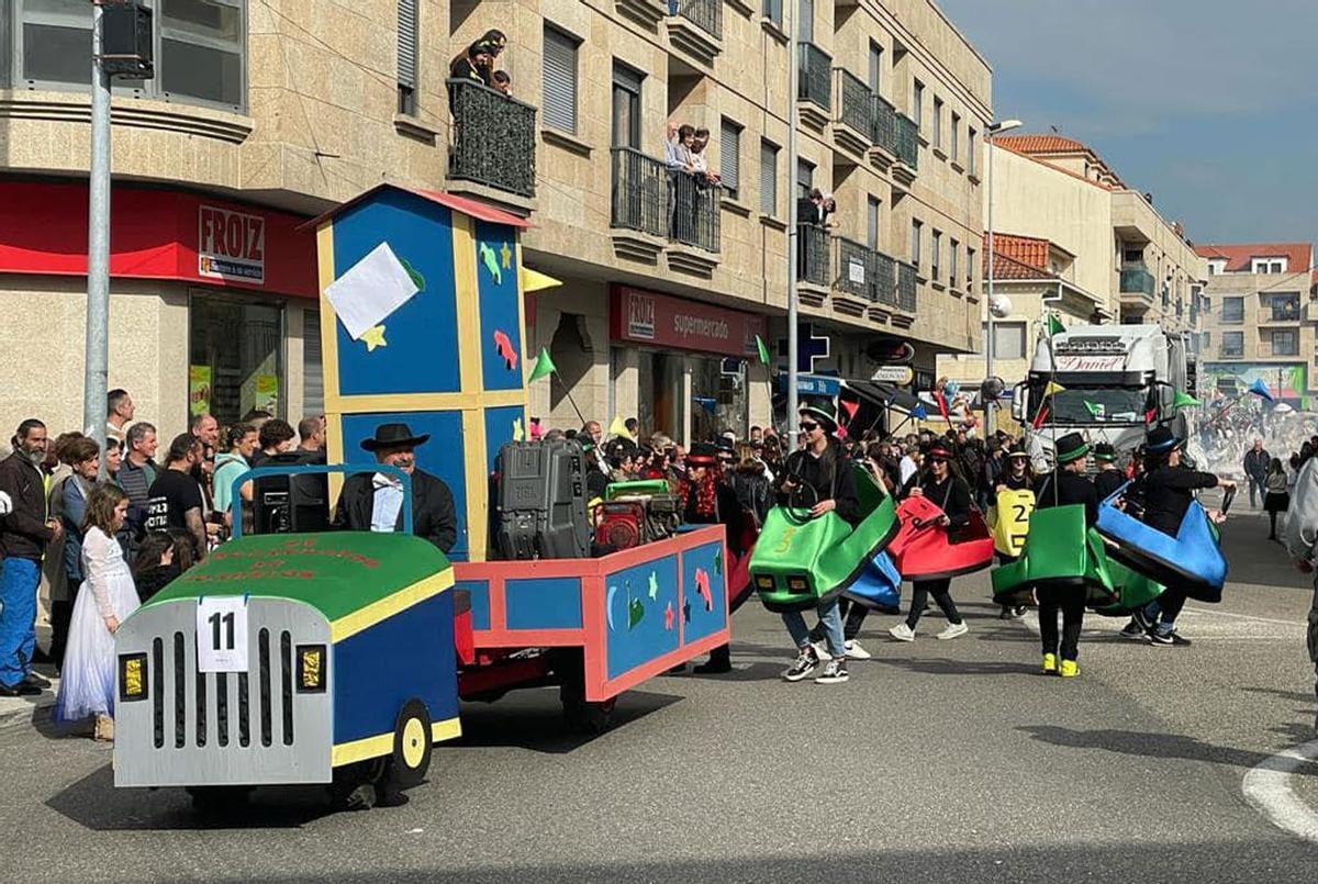 Comparsas do Rosal nunha edición anterior.   | // D.P.