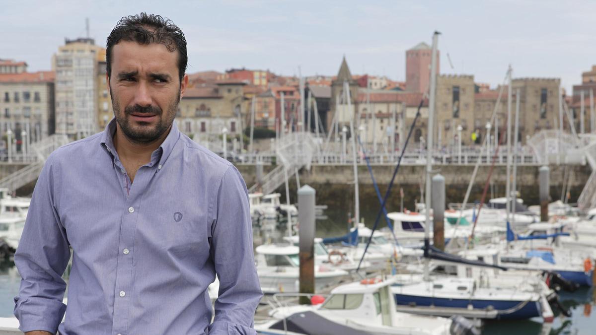 Juanma Castaño, en el puerto deportivo de Gijón, en una imagen de archivo