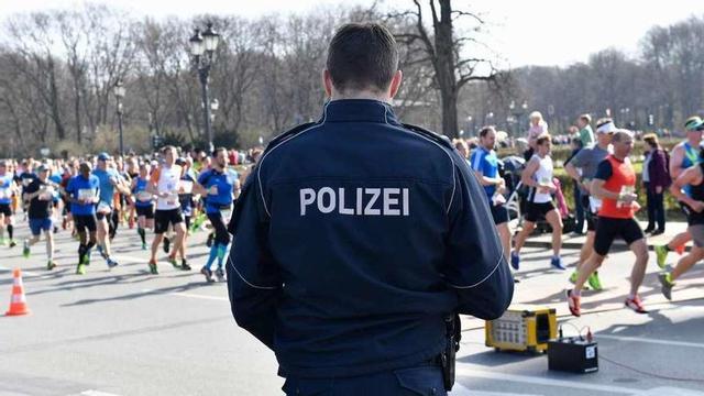 Un policía vigila el paso de los corredores por los alrededores del Tiergarten berlinés.