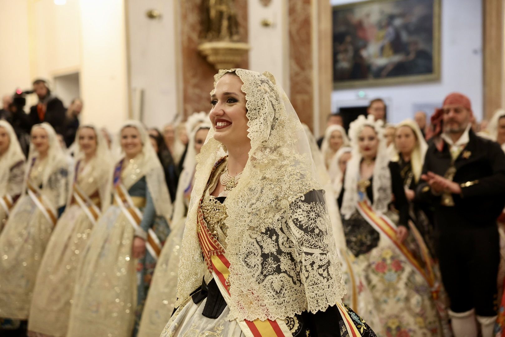 Laura Mengó y su corte coronan la ofrenda a la Virgen