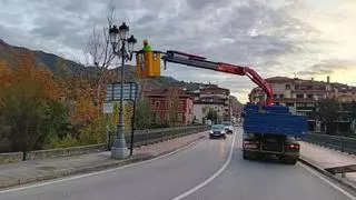 Limpieza de farolas en la ciudad de Cangas de Onís