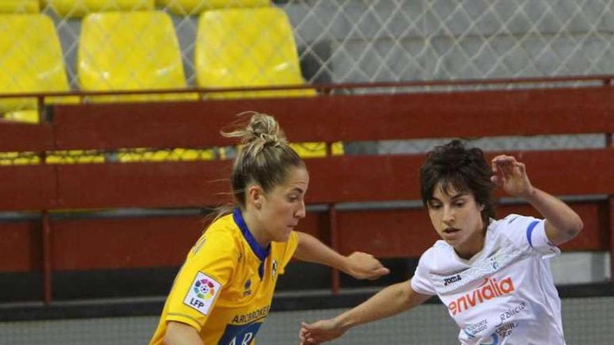 Marta presiona a una jugadora del Alcorcón.