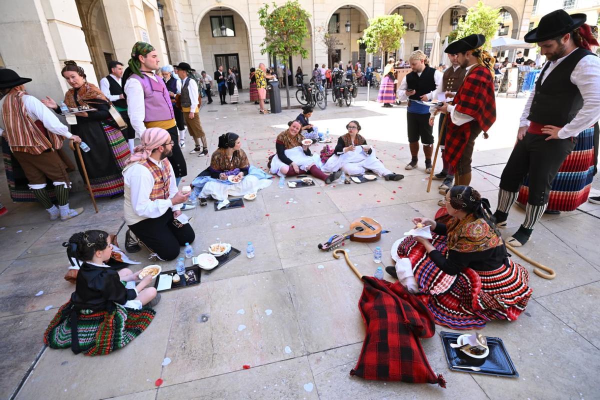 Albacete llega a Alicante con una jornada de folklore y gastronomía Albacete llega a Alicante con una jornada de folklore y gastronomía