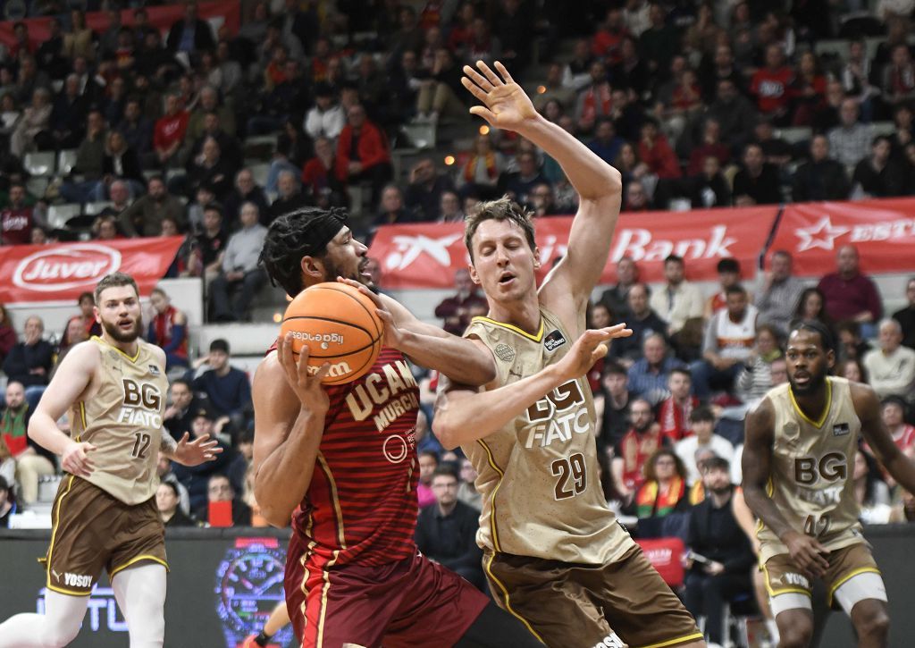 Todas las imágenes del partido del UCAM Murcia contra el Bàsquet Girona