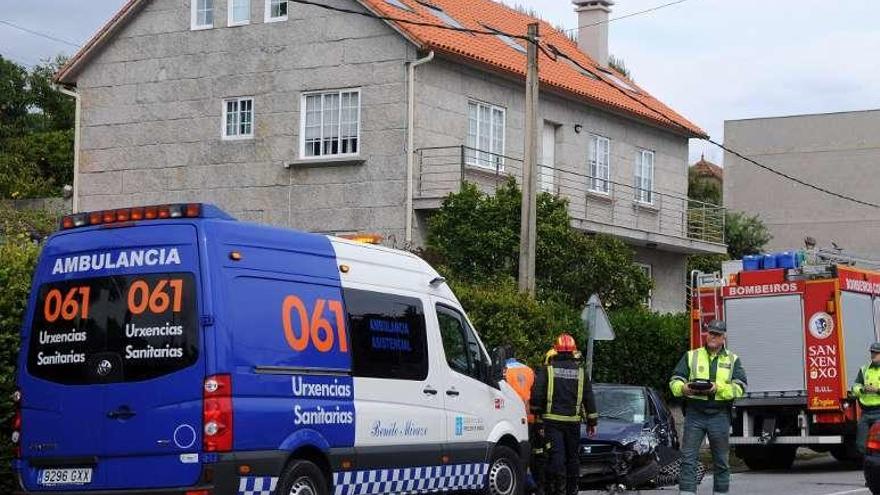 Una ambulancia del 061 en un accidente en Sanxenxo. // Gustavo Santos