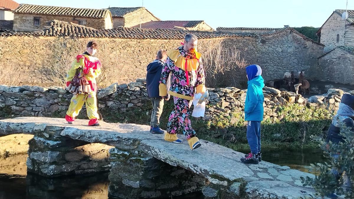 La cencerrada de Villanueva de Valrojo desafía al frío La cencerrada de Villanueva de Valrojo desafía al frío