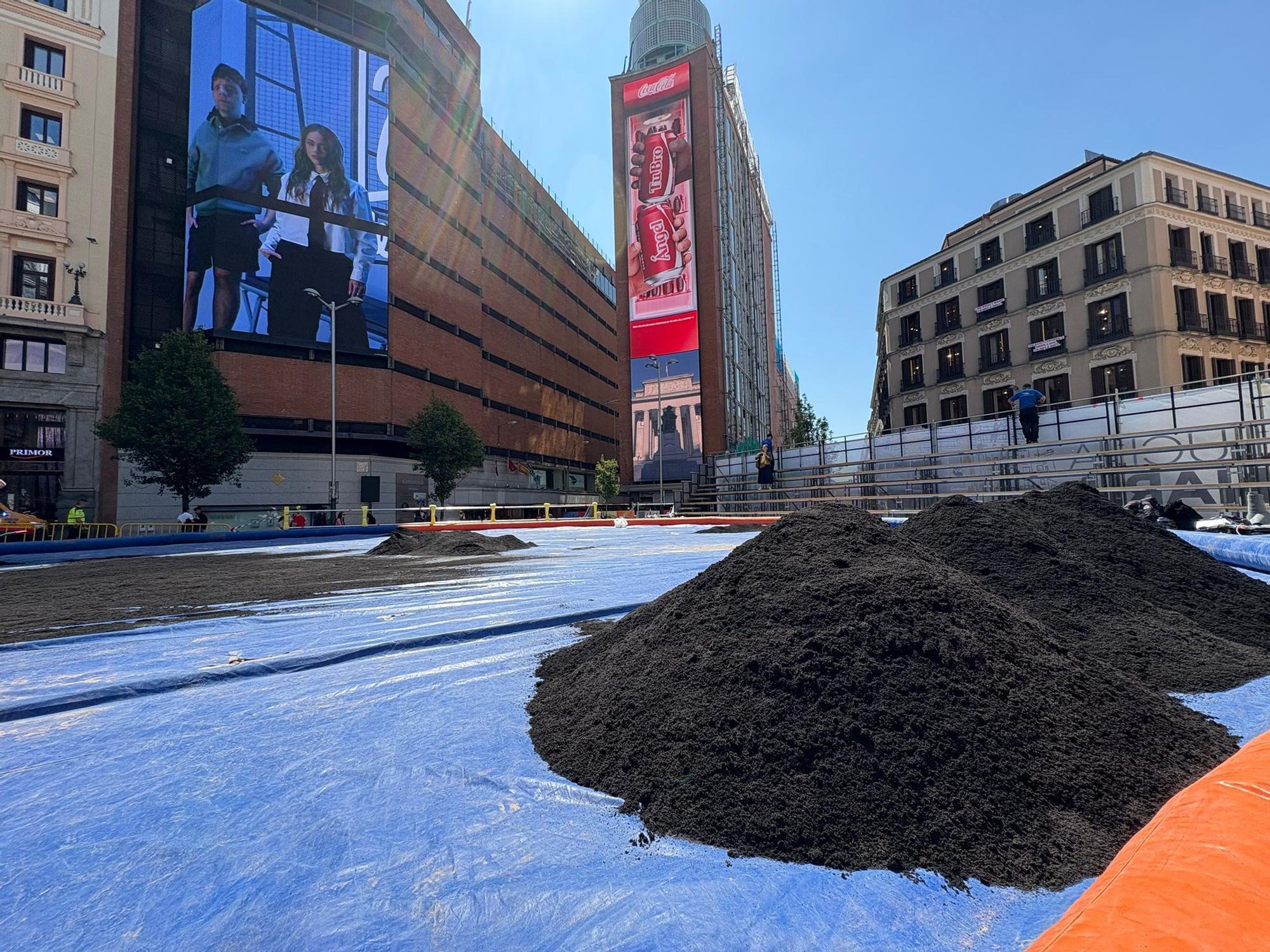 Comienzan a poner la arena volcánica de La Palma en Callao para la lucha canaria