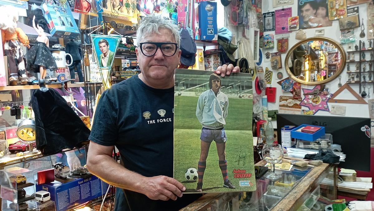 Javier Ruiz, esta semana en ‘Roto’, con un desplegable dedicado de Cruyff, de un álbum de cromos de Cropán.
