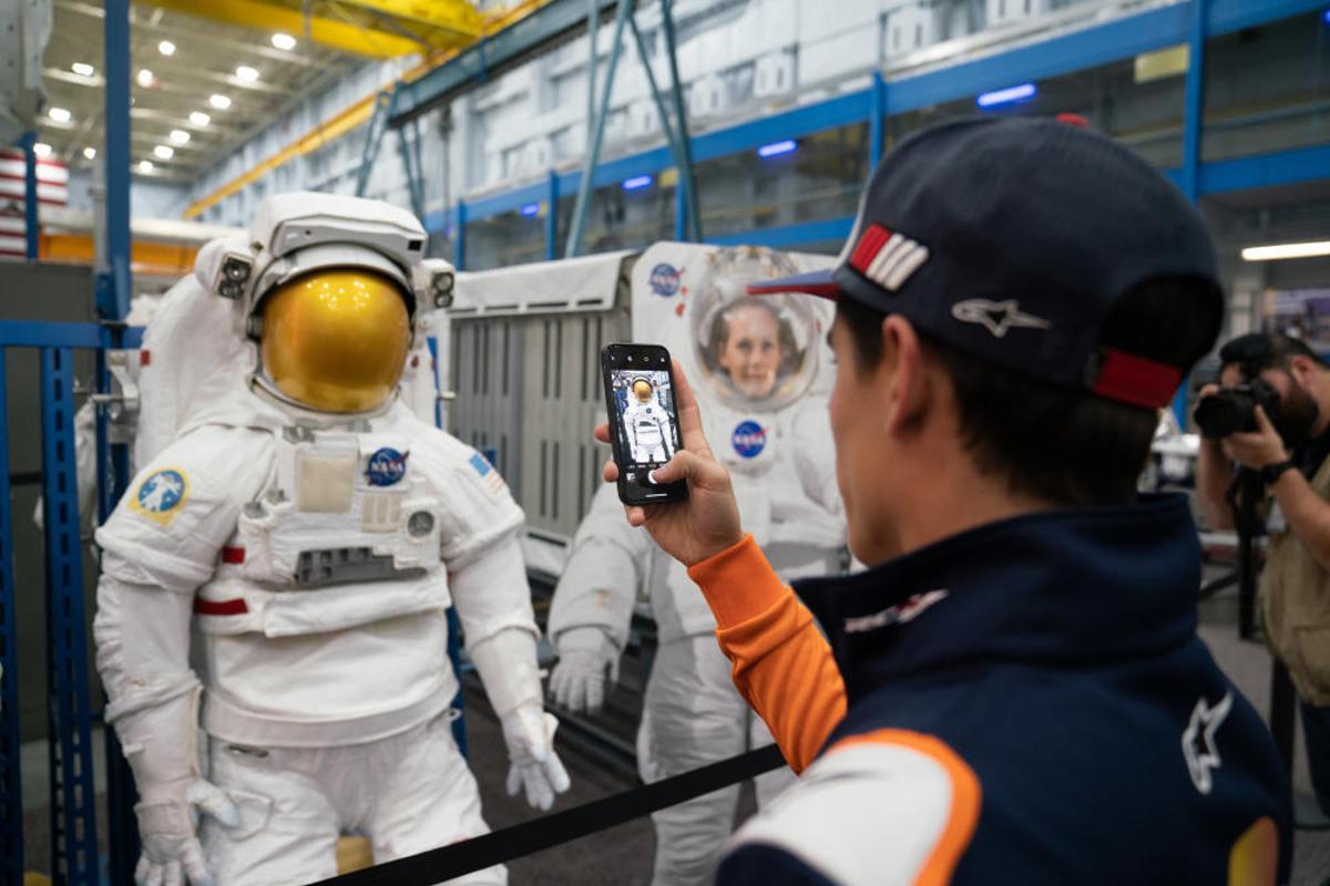 Marc Márquez y Jorge Lorenzo visitan la NASA