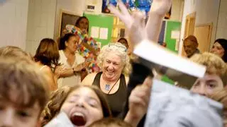 El emotivo homenaje a la profesora Terri Mitchell tras treinta años dando clase en el mismo colegio de Gijón: "Esto fue lo mejor que hice en mi vida"
