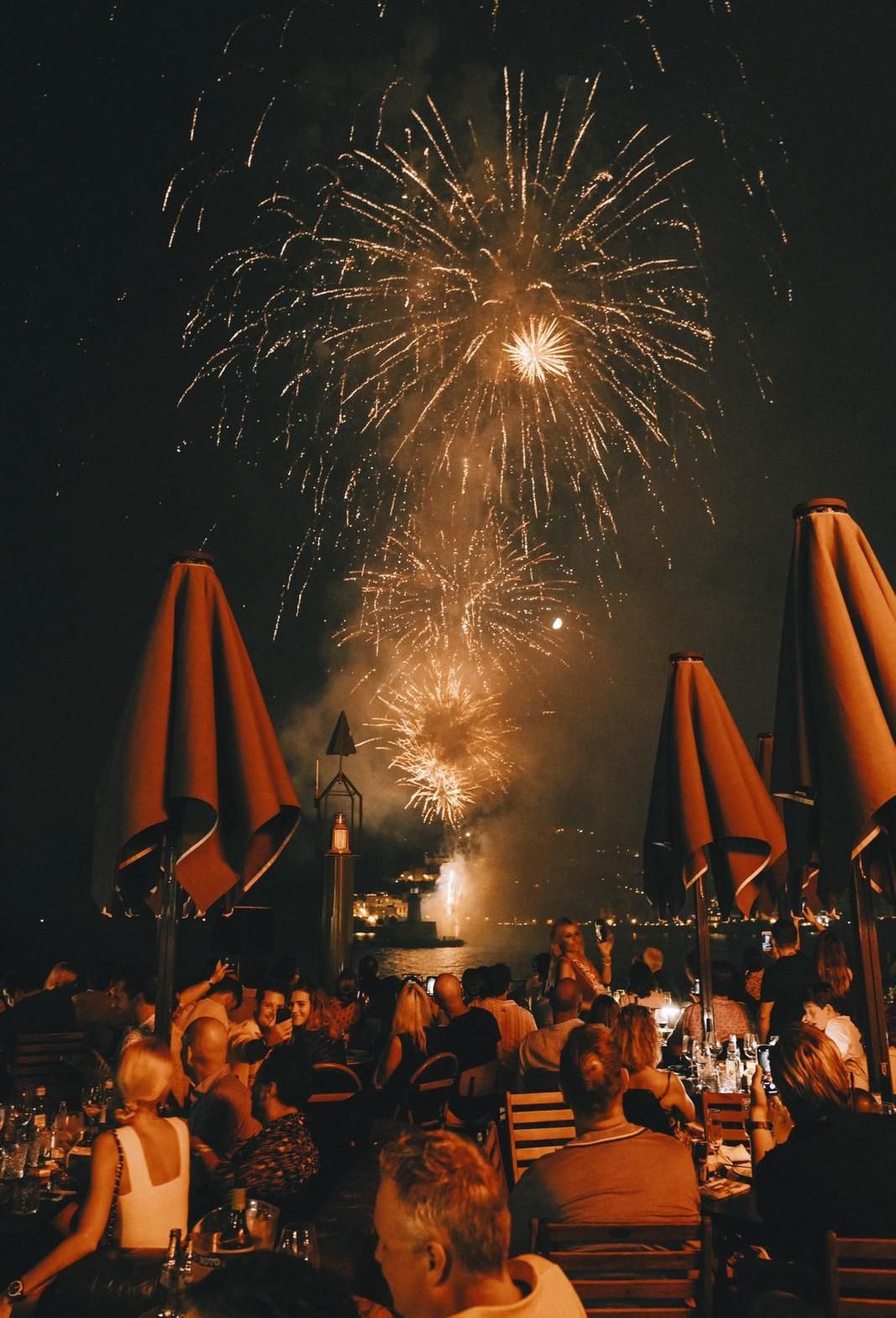 El 8 de agosto, disfruta de los fuegos artificiales de Ibiza desde la mesa de ROTO.