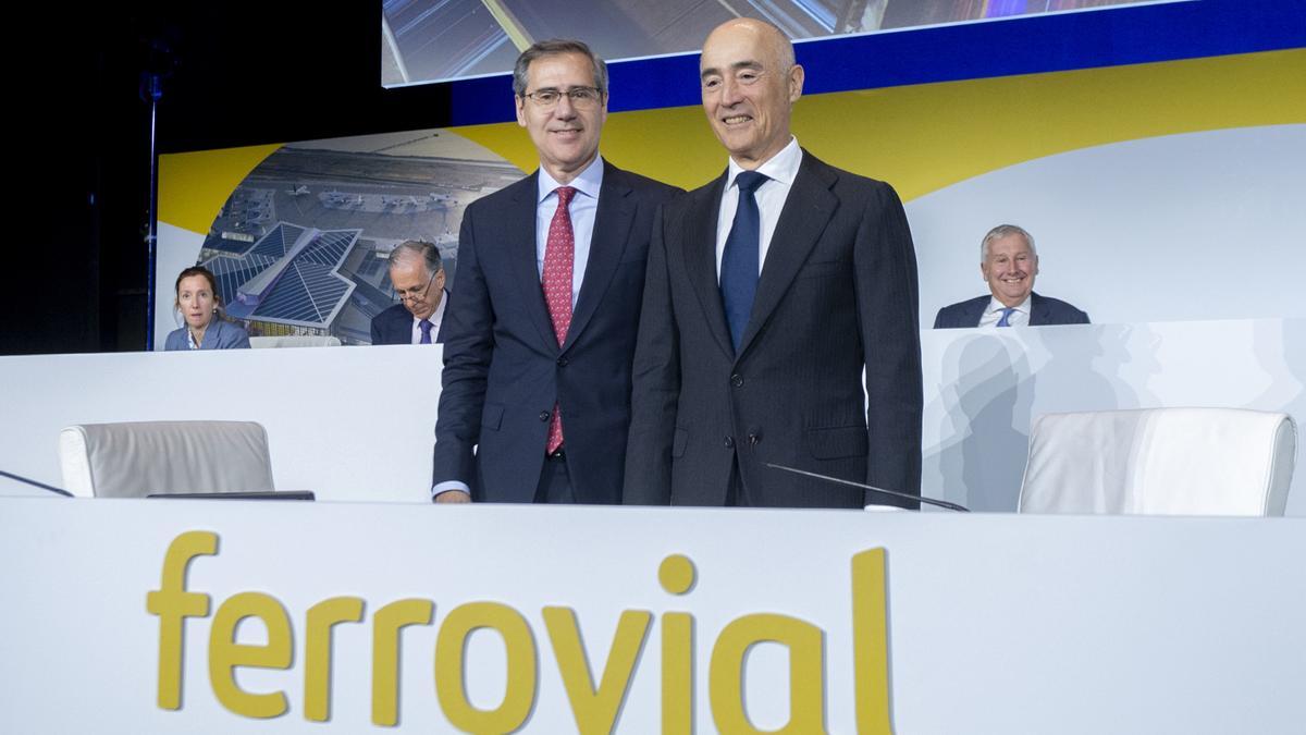 El consejero delegado de Ferrovial, Ignacio Madridejos (i) y el presidente de Ferrovial, Rafael del Pino (d), antes de comenzar la Junta General Ordinaria de Accionistas de Ferrovial, en el auditorio ONCE, a 13 de abril de 2023, en Madrid