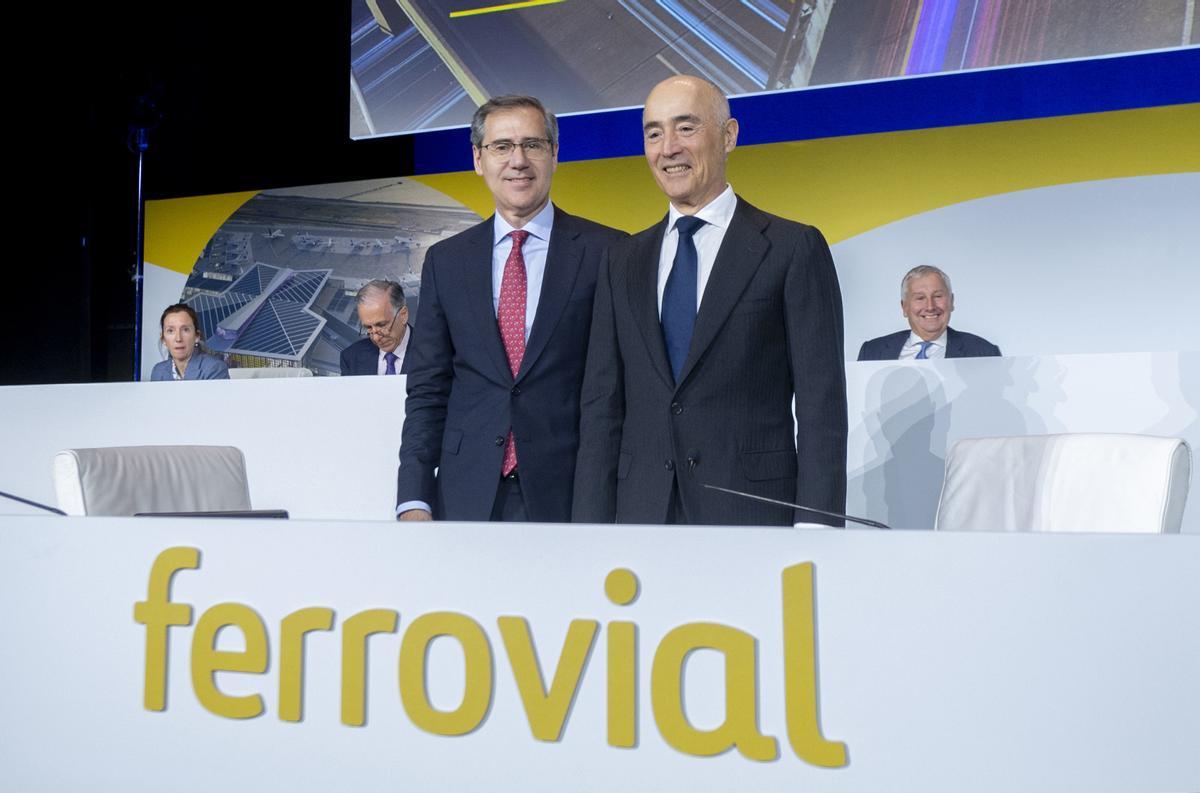 El consejero delegado de Ferrovial, Ignacio Madridejos (i) y el presidente de Ferrovial, Rafael del Pino (d), antes de comenzar la Junta General Ordinaria de Accionistas de Ferrovial, en el auditorio ONCE, a 13 de abril de 2023, en Madrid