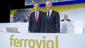 El consejero delegado de Ferrovial, Ignacio Madridejos (i) y el presidente de Ferrovial, Rafael del Pino (d), antes de comenzar la Junta General Ordinaria de Accionistas de Ferrovial, en el auditorio ONCE, a 13 de abril de 2023, en Madrid