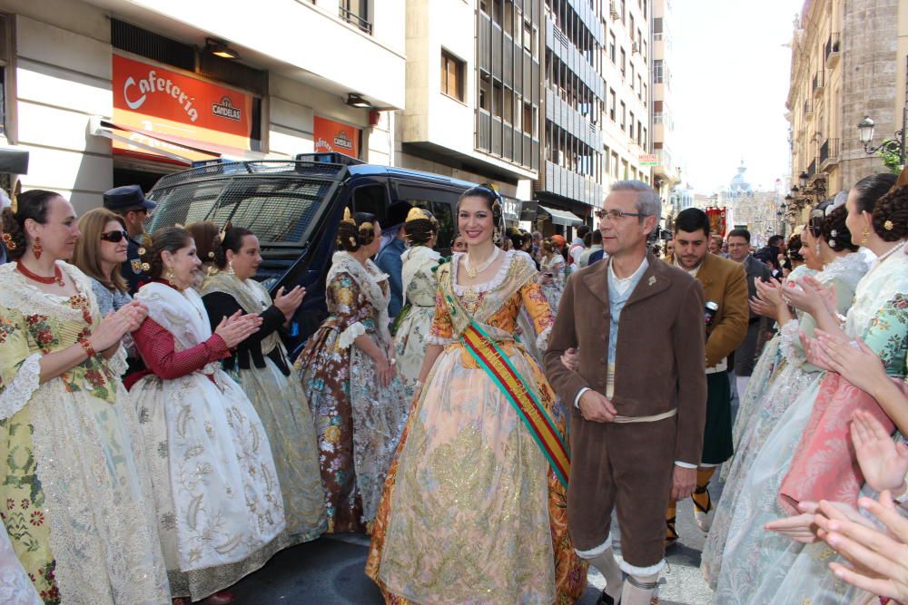 Recogida de premios de las comisiones falleras