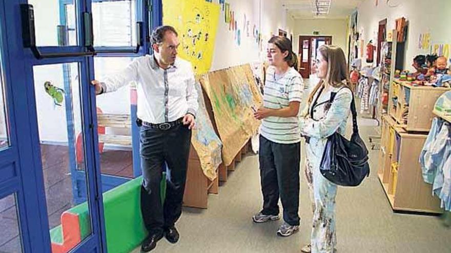 El alcalde y la edil Paz Pérez, junto a la responsable del centro.