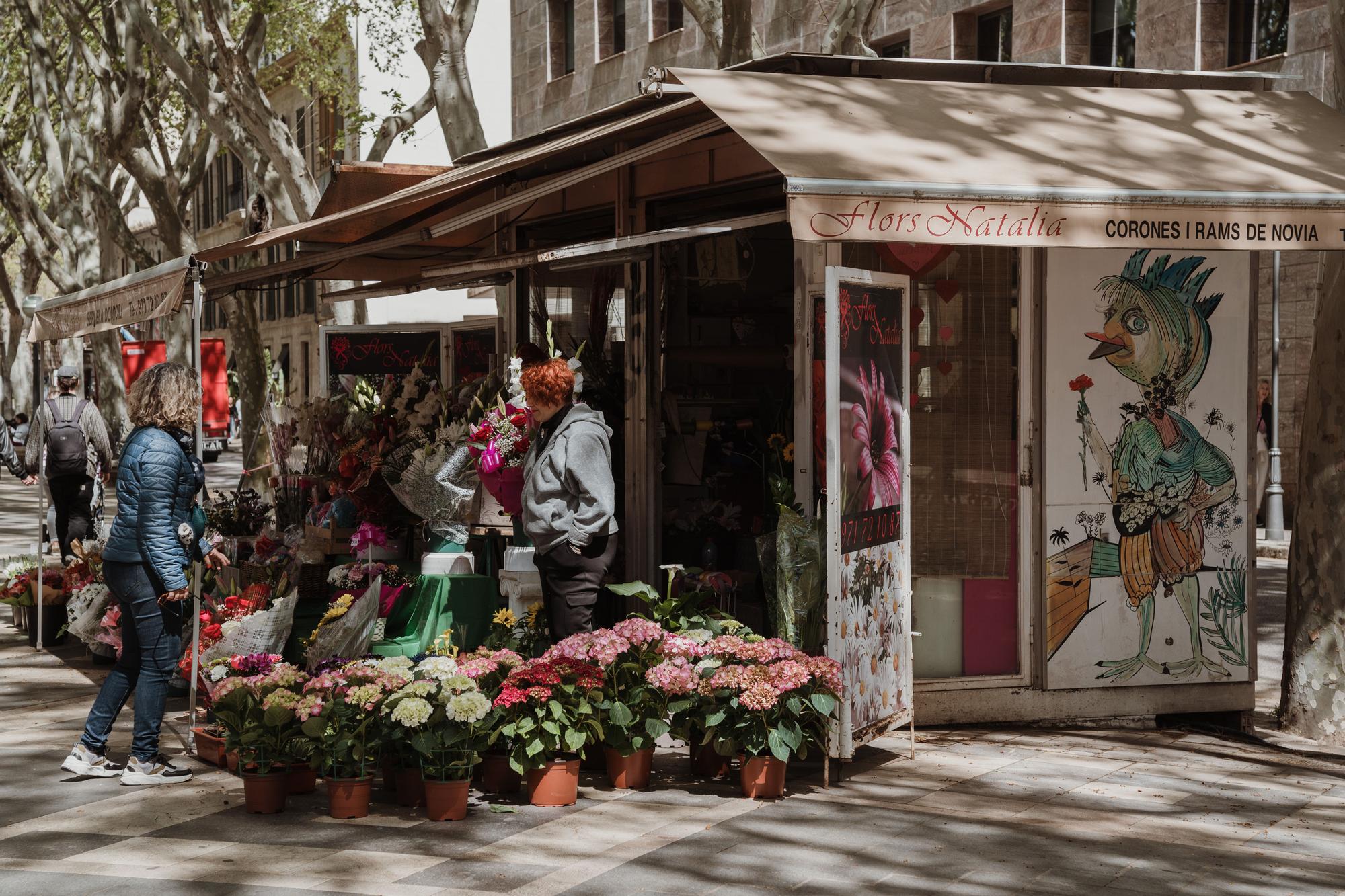 Los grafiteros se ceban con las casetas de las floristas de la Rambla