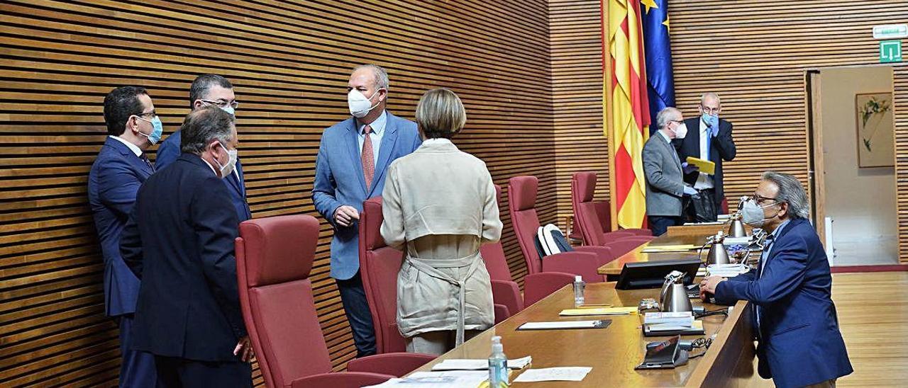 Componentes de la Mesa y Manolo Mata antes de comenzar una reciente sesión en las Cortes.