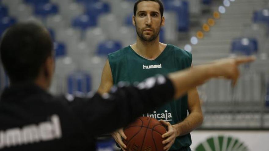 Sergi Vidal, atendiendo ayer a unas indicaciones, en el entrenamiento del Unicaja.