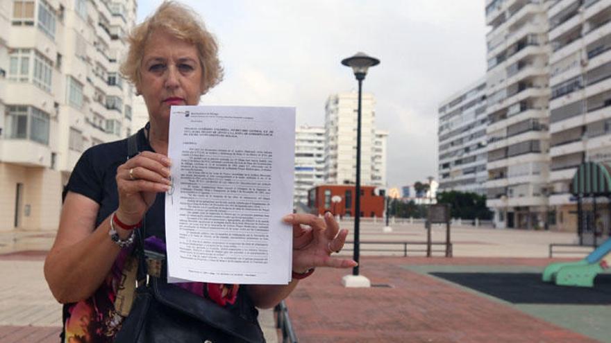 La presidenta vecinal, María José García Andrés, con el documento que certifica la recepción de Parque Mediterráneo en 1995.