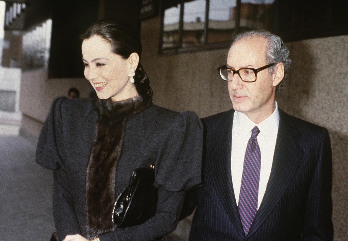 Isabel Preysler y Miguel Boyer salen del juzgado tras su boda civil en 1988.