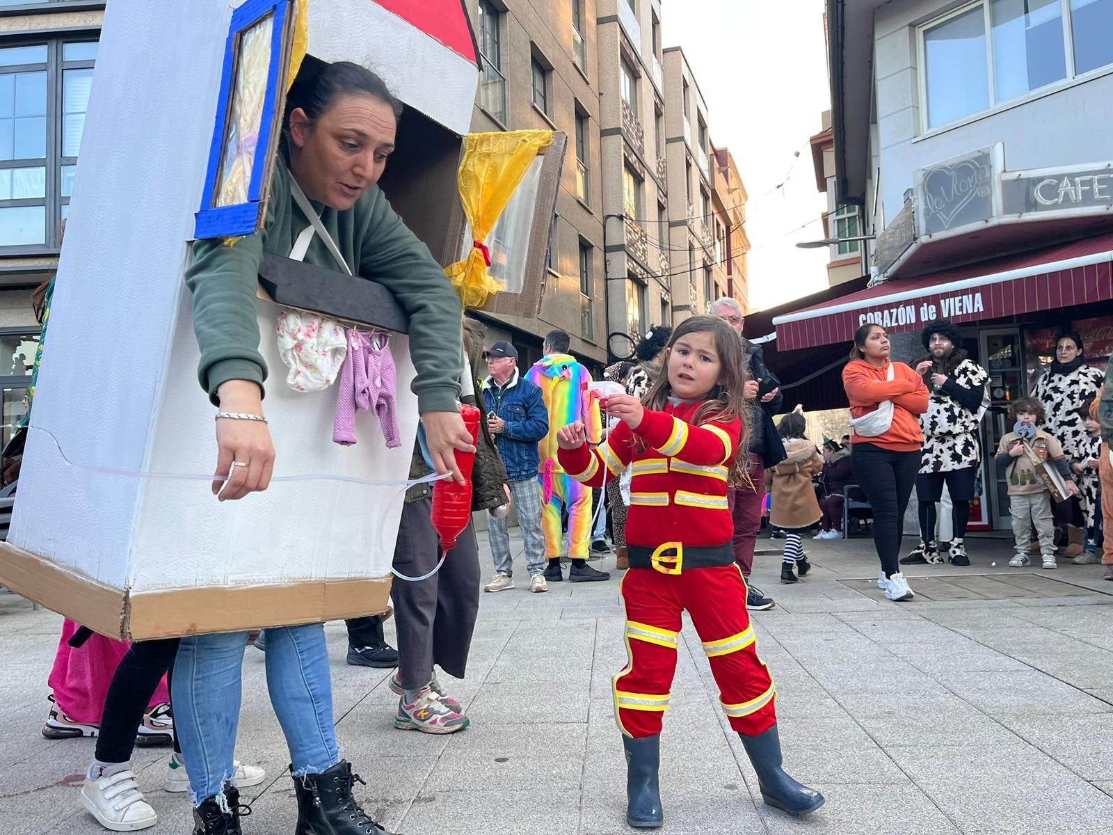 Carnaval 2023: Las comparsas llenan de color el centro de Sada