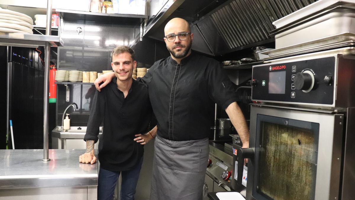 Mentor y alumno. Víctor Corchado, exalumno de Eshaex y Rubén Izquierdo, alumno de formación Dual.