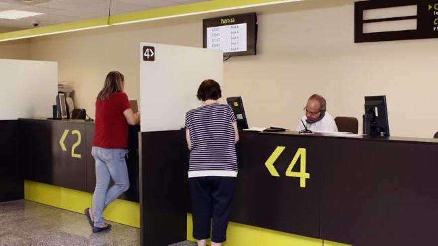 Interior de una oficina de una entidad financiera en València.