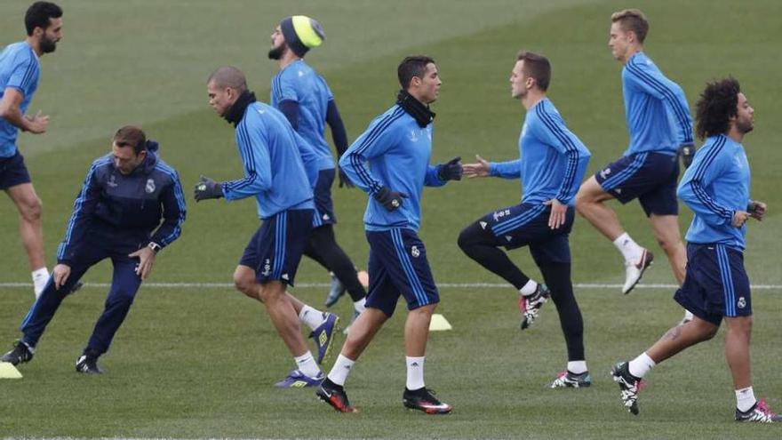 Los jugadores del Real Madrid, ayer, durante el entrenamiento del equipo en Valdebebas. // Kiko Huesca