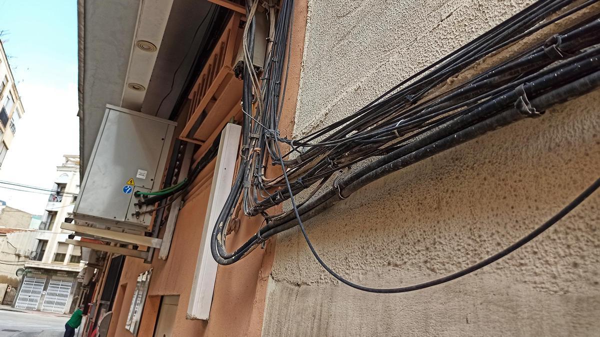 Imagen de cableado colocado en el exterior de una fachada.