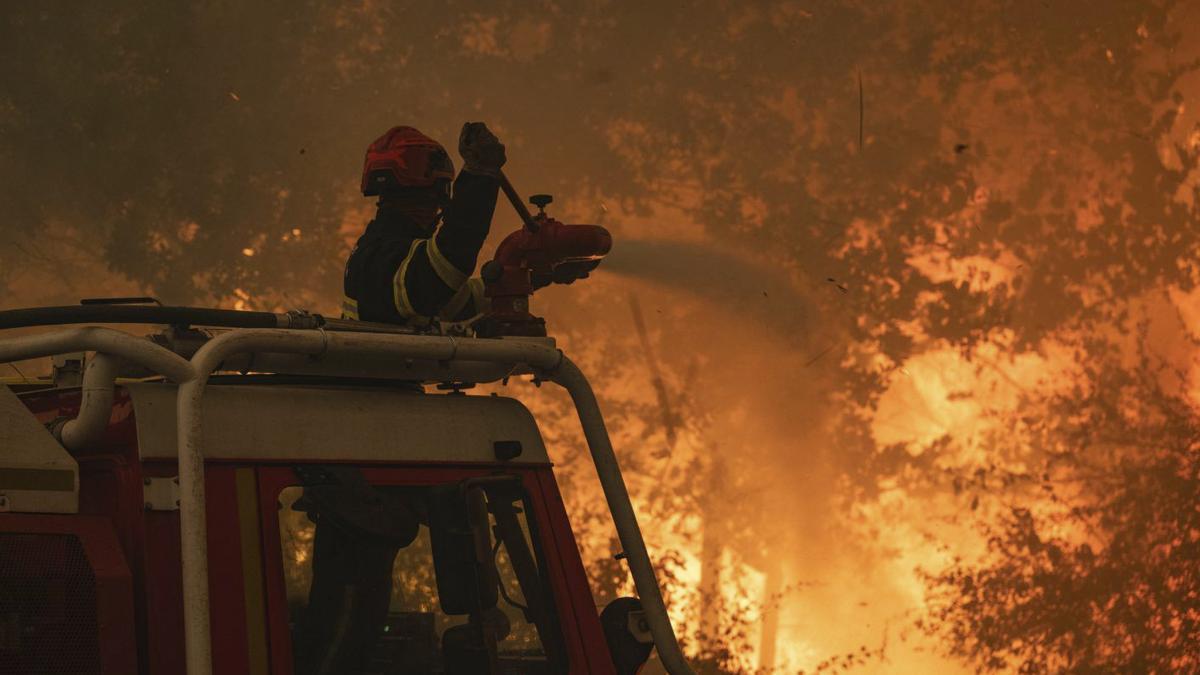 La calor i el vent extrem compliquen els megaincendis a França