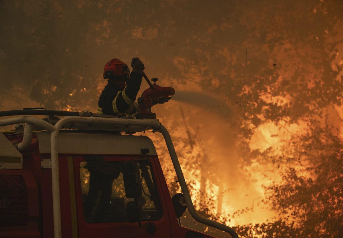 La calor i el vent extrem compliquen els megaincendis a França