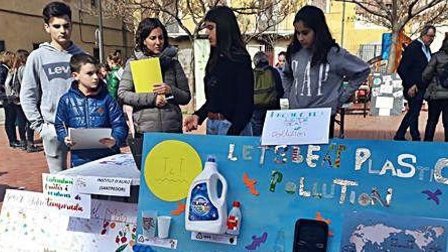 Estudiants de l&#039;institut d&#039;Auro de Santpedor han fet un projecte per denunciar la contaminació de plàstics