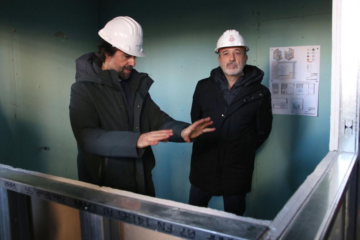 L'alcalde de Barcelona, Jaume Collboni, durant la visita de les obres de l'escola bressol municipal de Casernes, a Sant Andreu