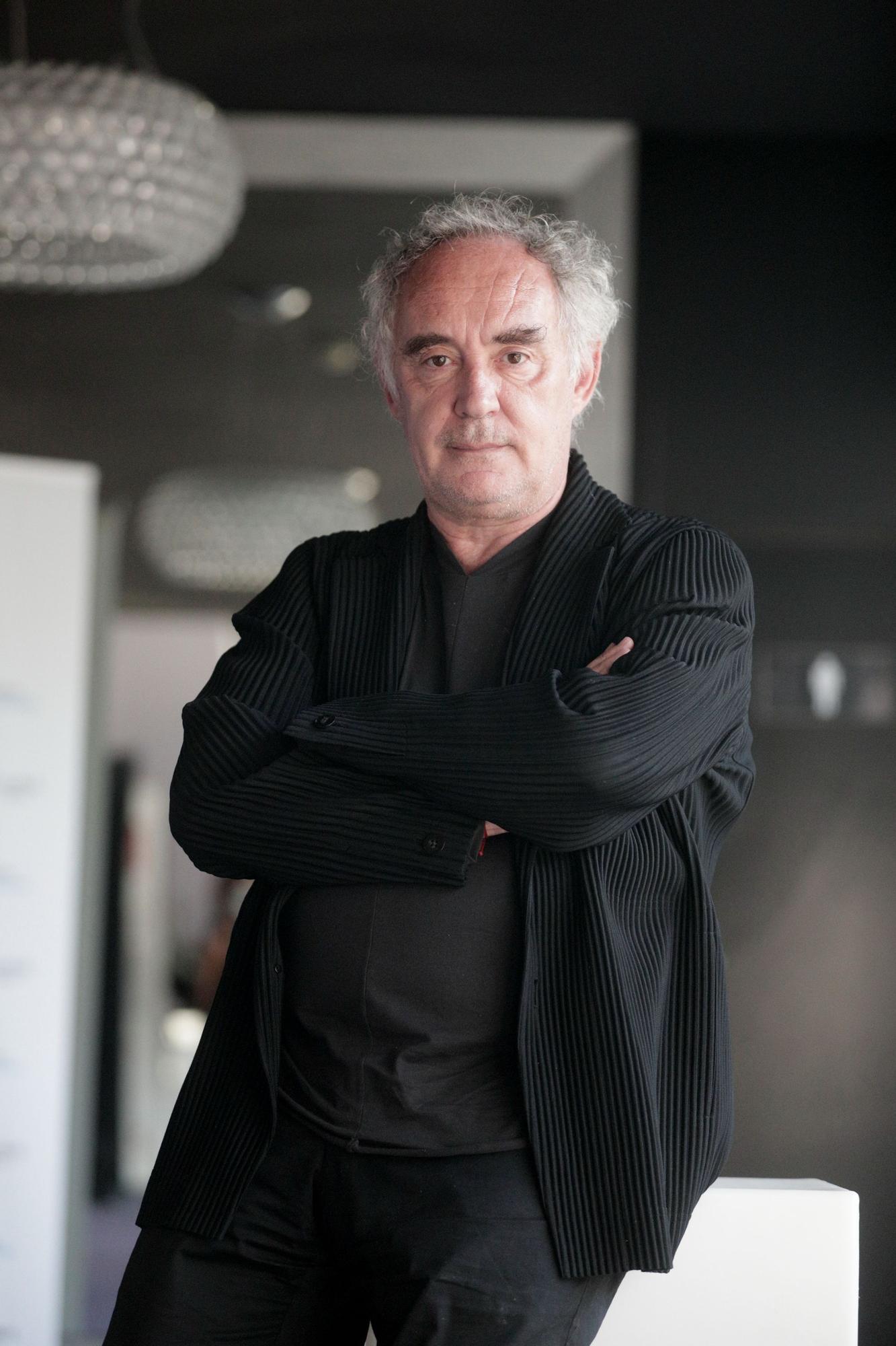 El cocinero Ferran Adrià, ayer en el Trui Teatre, antes del inicio del encuentro. | MANU MIELNIEZUK