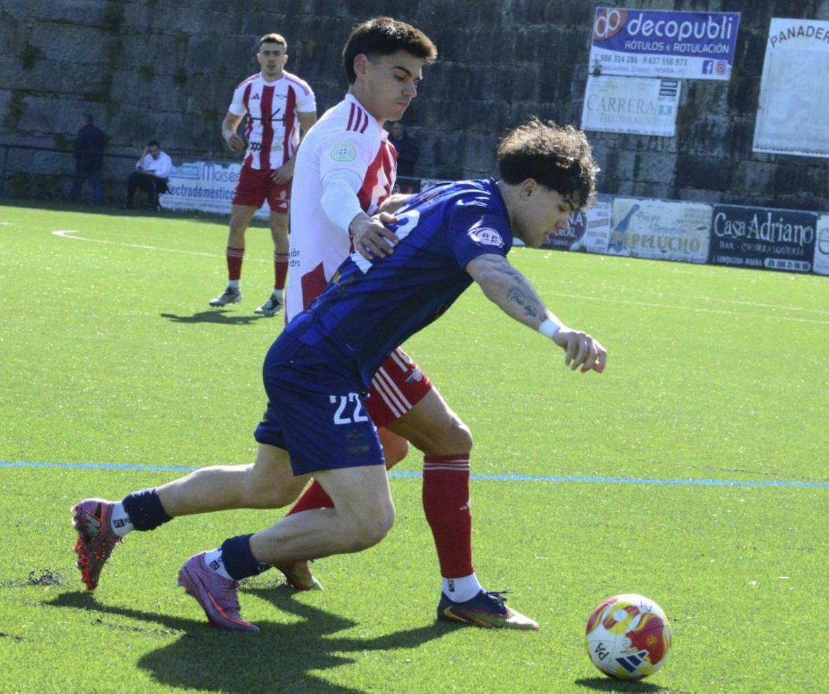 Sergio Prieto, encimado por un alondrista, el domingo en Moaña. | GONZALO NÚÑEZ