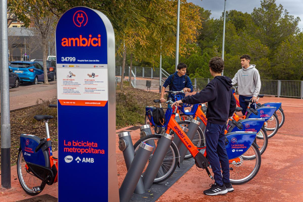 El ‘transbord’ més curt entre el ‘bicing’ de BCN i el metropolità: 14 minuts a peu