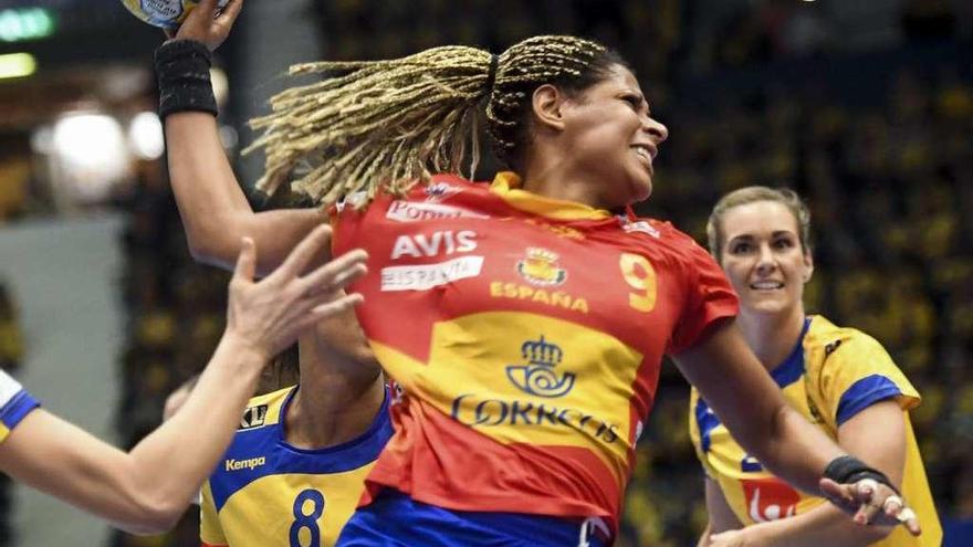 La española Marta Mangue se dispone a disparar durante el partido de ayer ante Suecia. // Fredrik Sandberg