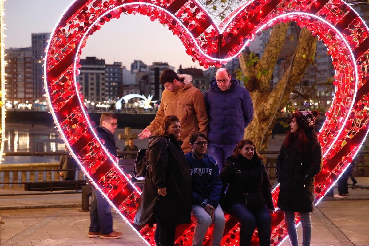 Primeras fotos de visitantes en el decorado navideño.