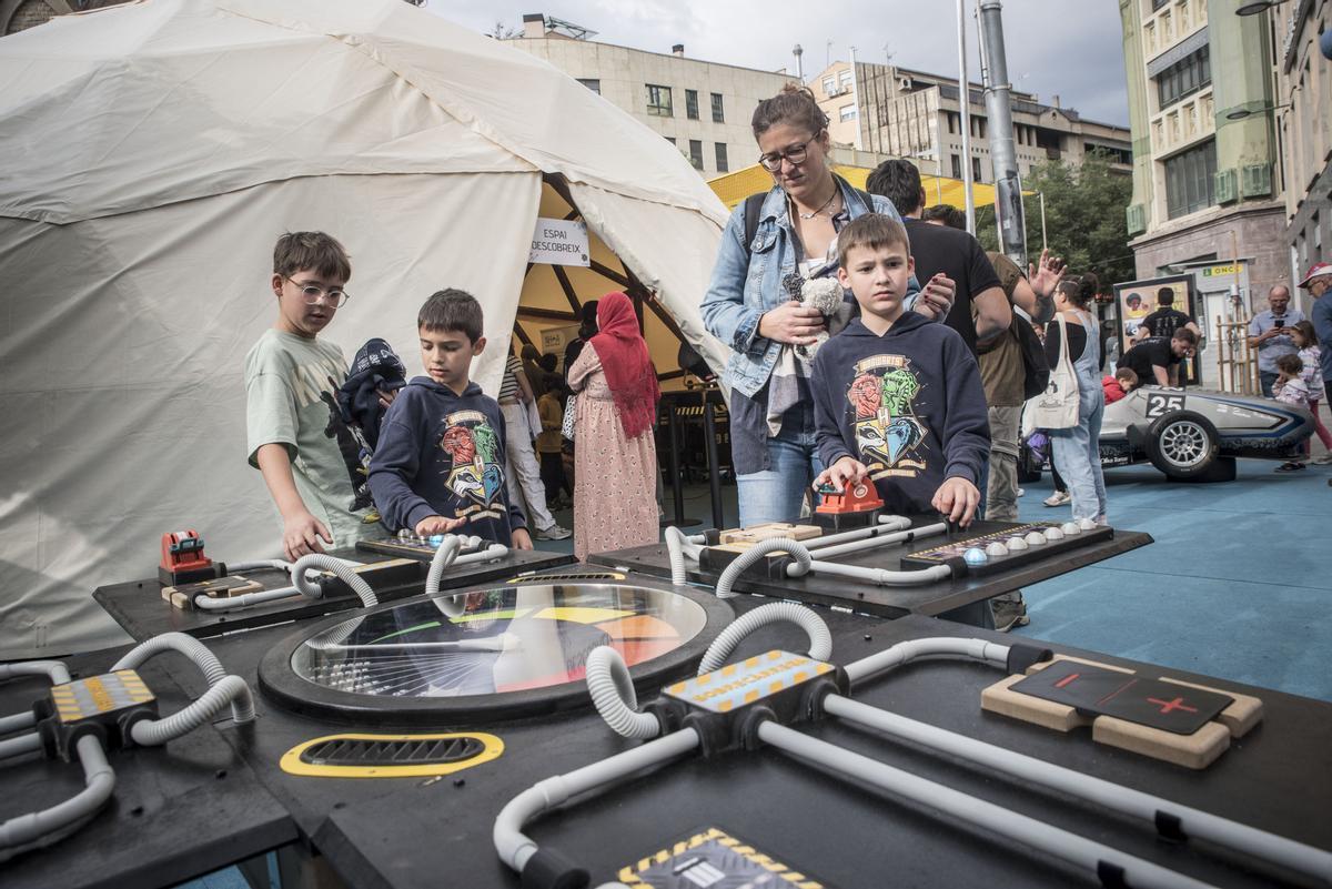 Infants gaudint de les experiències tecnològiques del TecnoBages a Sant Domènec