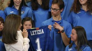 La reina Letizia ha recibido en el Palacio de la Zarzuela a una representacion del club de baloncesto del Estudiantes y de su Fundacion compuesta por jugadores  cuerpo tecnico  directivos e integrantes de distintas categorias. 