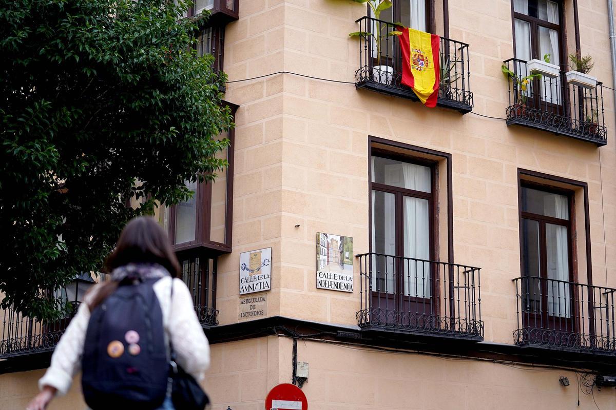 Fotografía de la esquina de las calles Amnistía e Independencia en Madrid.