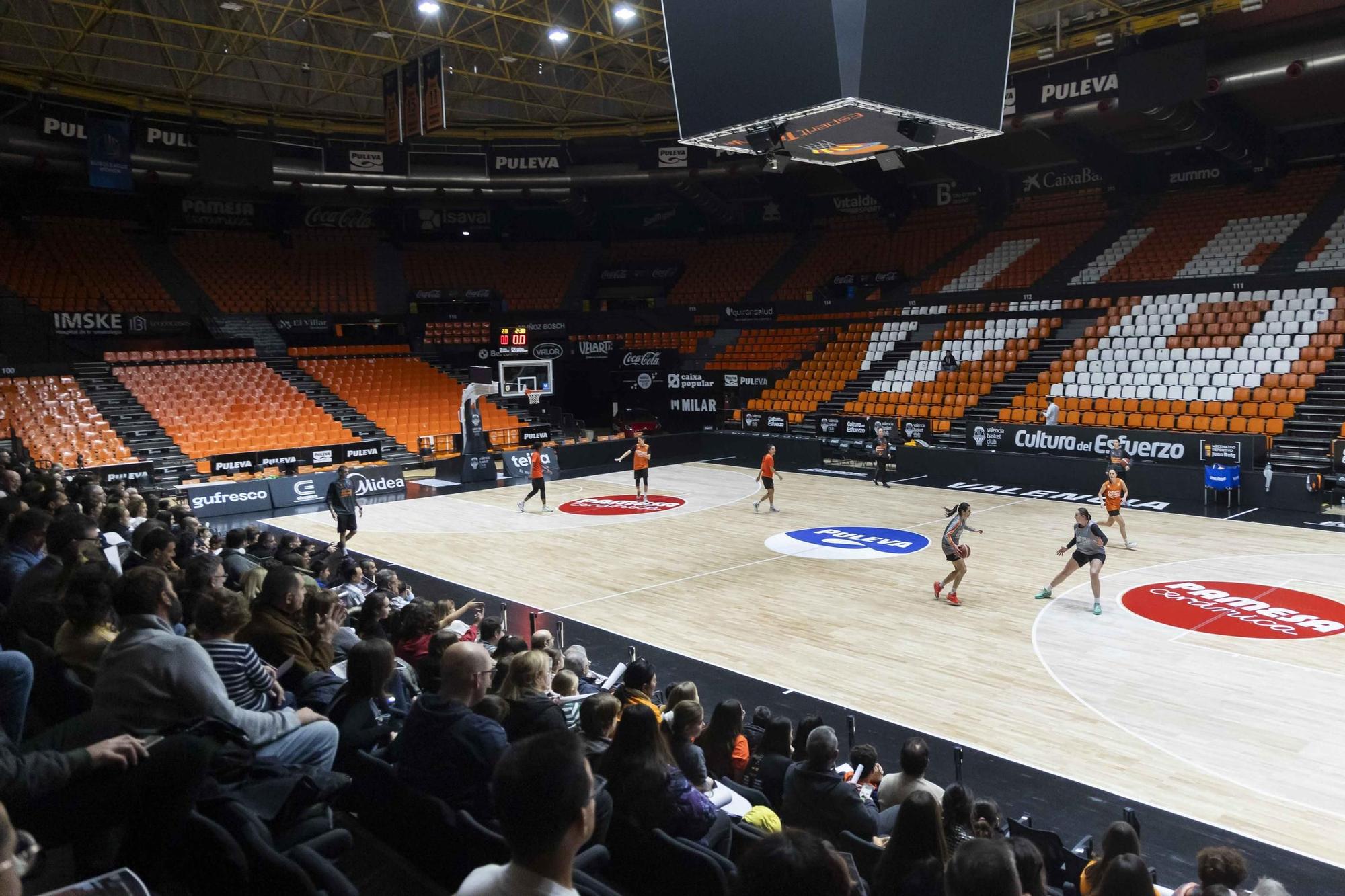 Entrenamiento abierto con la afición de Valencia Basket